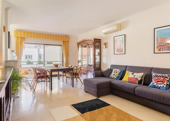 Central Cascais Apartment With Private Parking