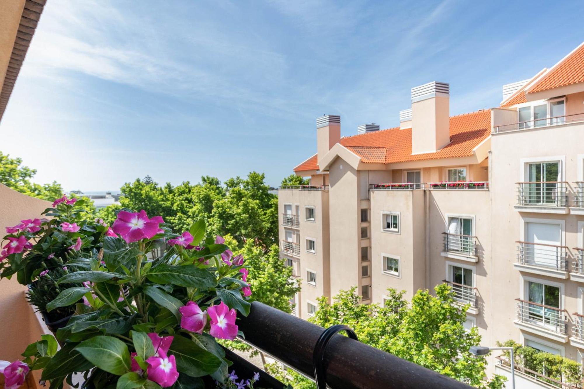 Apartment With Private Parking Cascais